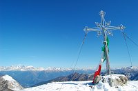 17 Croce di vetta, sullo sfondo le Alpi Retiche